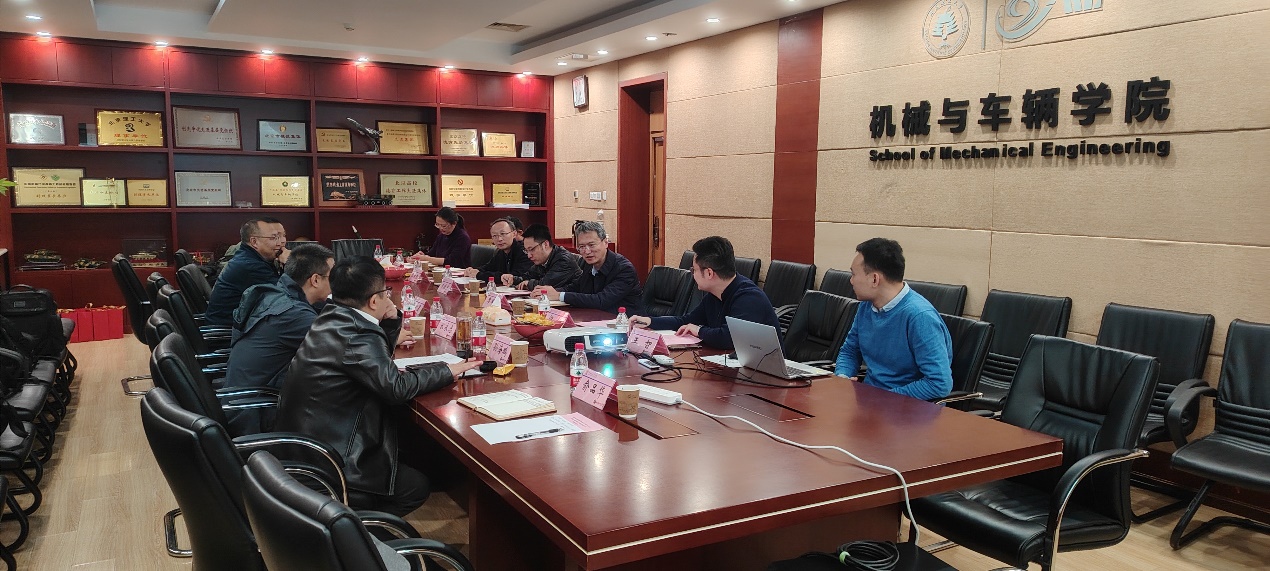 一群人在餐厅里&#xA;&#xA;中度可信度形貌已自动天生