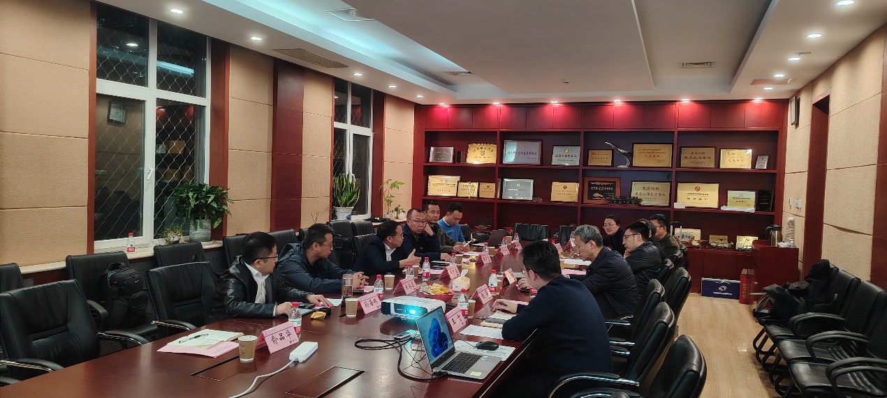 一群人在餐厅里&#xA;&#xA;低可信度形貌已自动天生